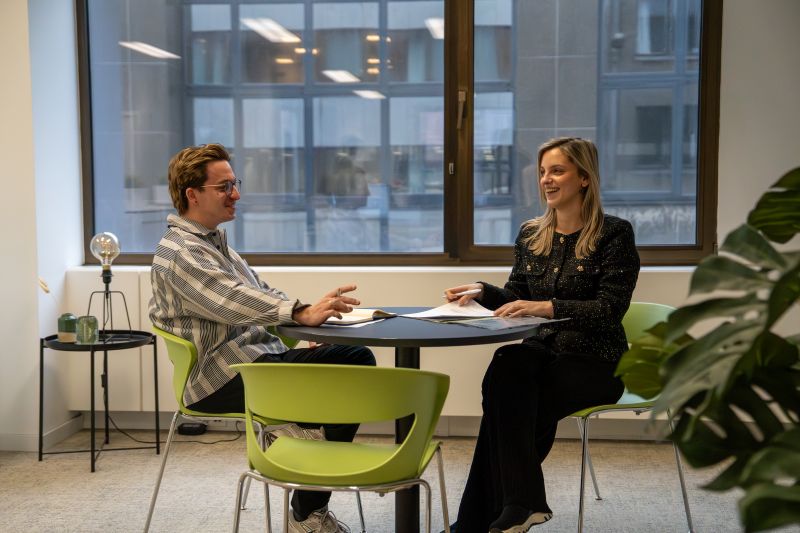 Foto van een Recruiter in meeting op kantoor. 