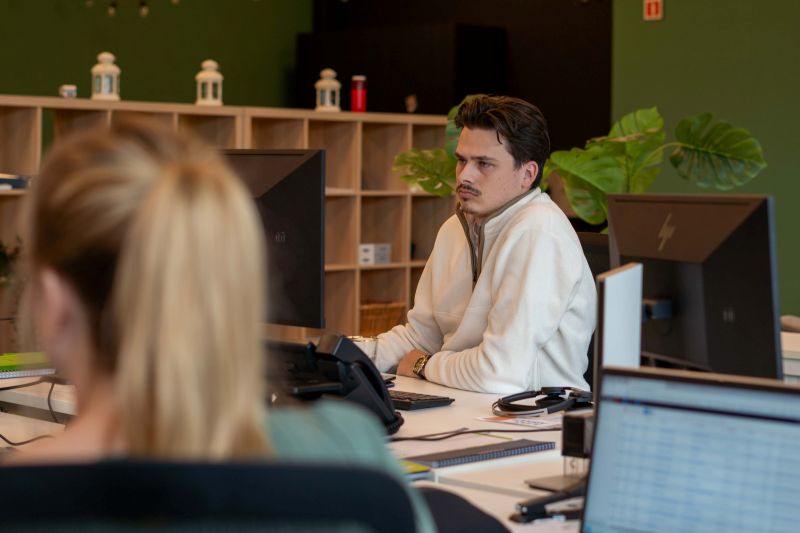 recruiter aan haar bureau