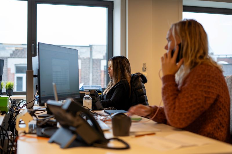 recruiter aan haar bureau