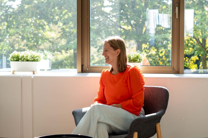 recruiter aan haar bureau