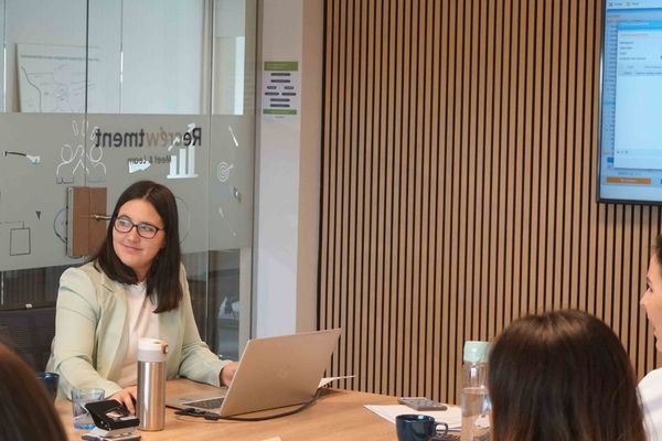 recruiters zitten in meeting aan tafel