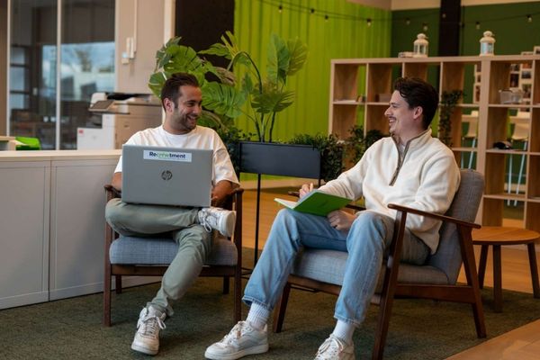 Senior recruiter shrijft op papier tijdens meeting