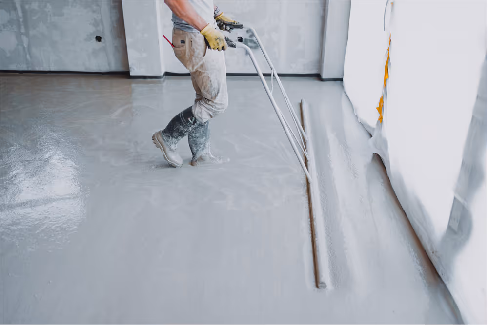 Coulage de chape fluide anhydrite pour plancher chauffant pour la construction d'une maison individuelle