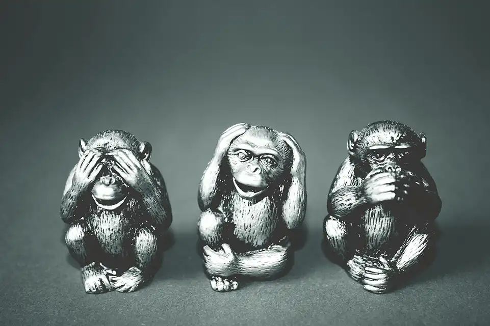 The three wise monkeys symbolizing different approaches, reflecting the comparison between static, animated, and HTML5 banner ad formats.