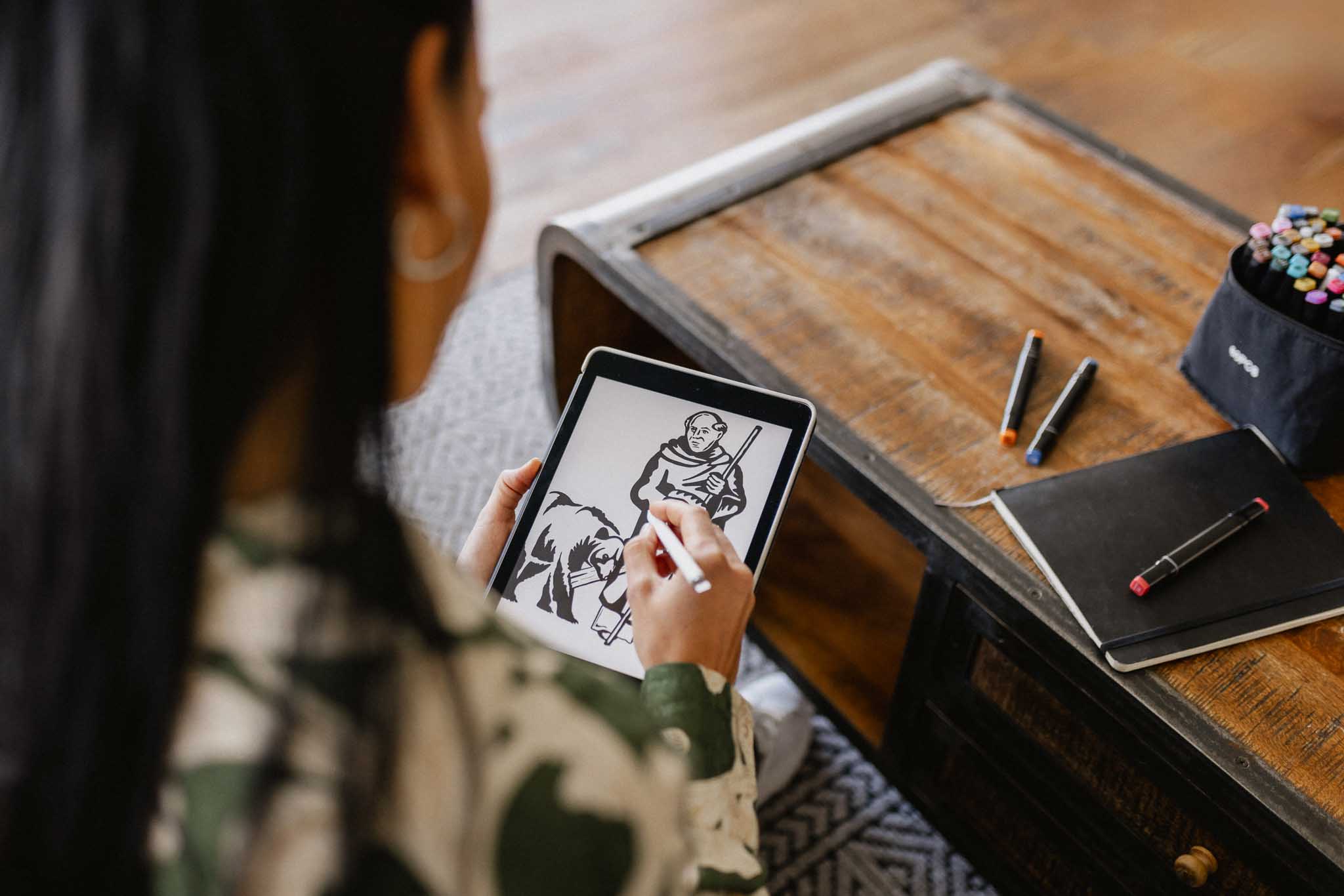 Digitale Illustration einer traditionellen Figur auf einem iPad als Teil eines Branding-Prozesses durch Visuala Werbeagentur in St. Gallen, Winterthur und Zürich
