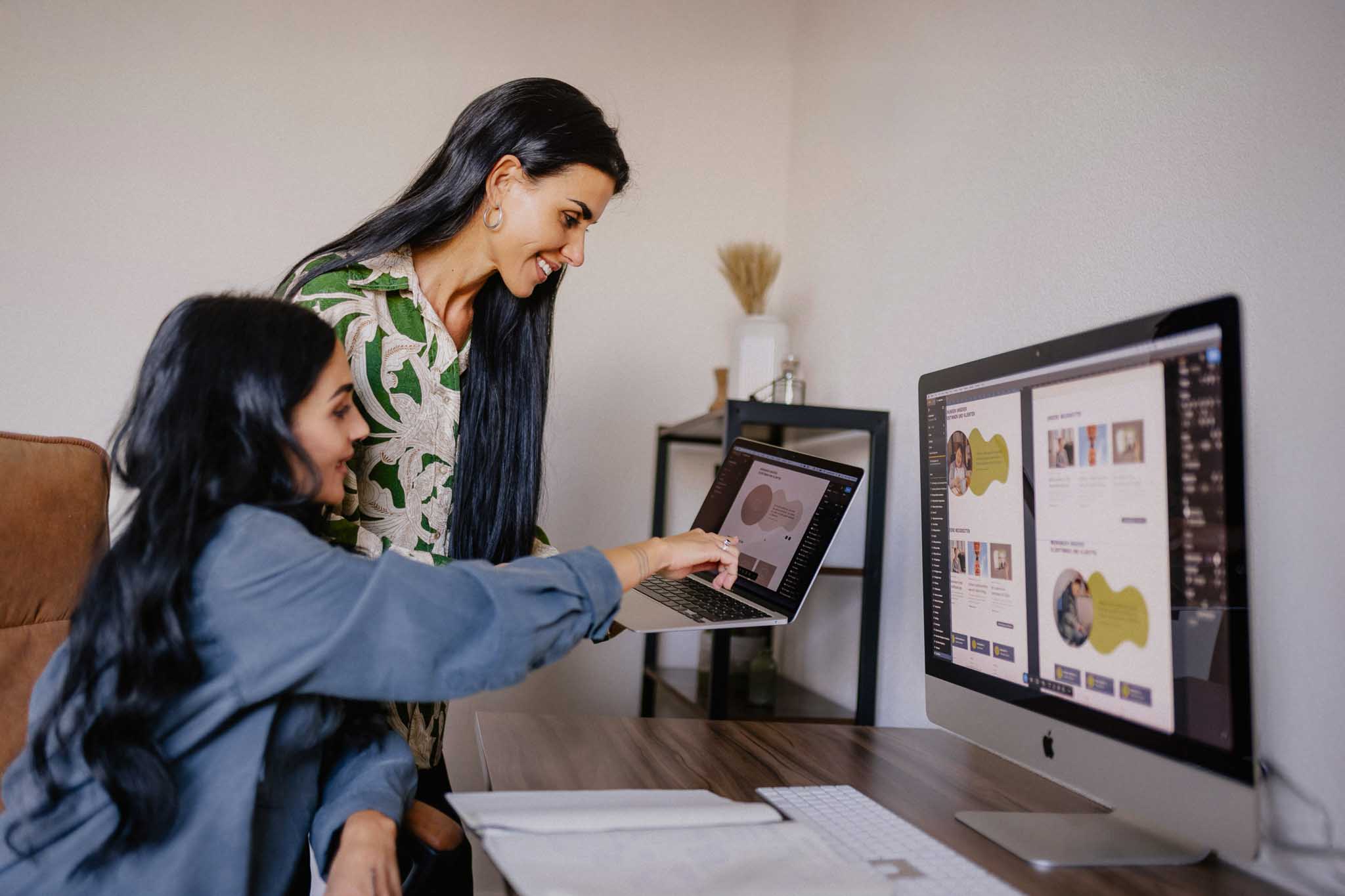 Zwei Teammitglieder der Visuala Werbeagentur arbeiten gemeinsam am Webdesign – kreative Umsetzung in St. Gallen und der Ostschweiz