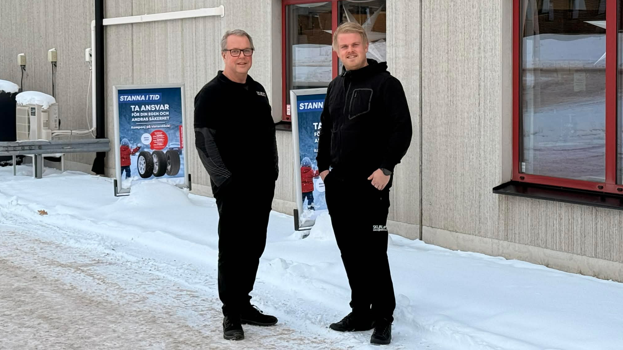 Road Mobility Services förvärvar Skurups Däckservice – representanter utanför däckverkstad i Skurup, Skåne.