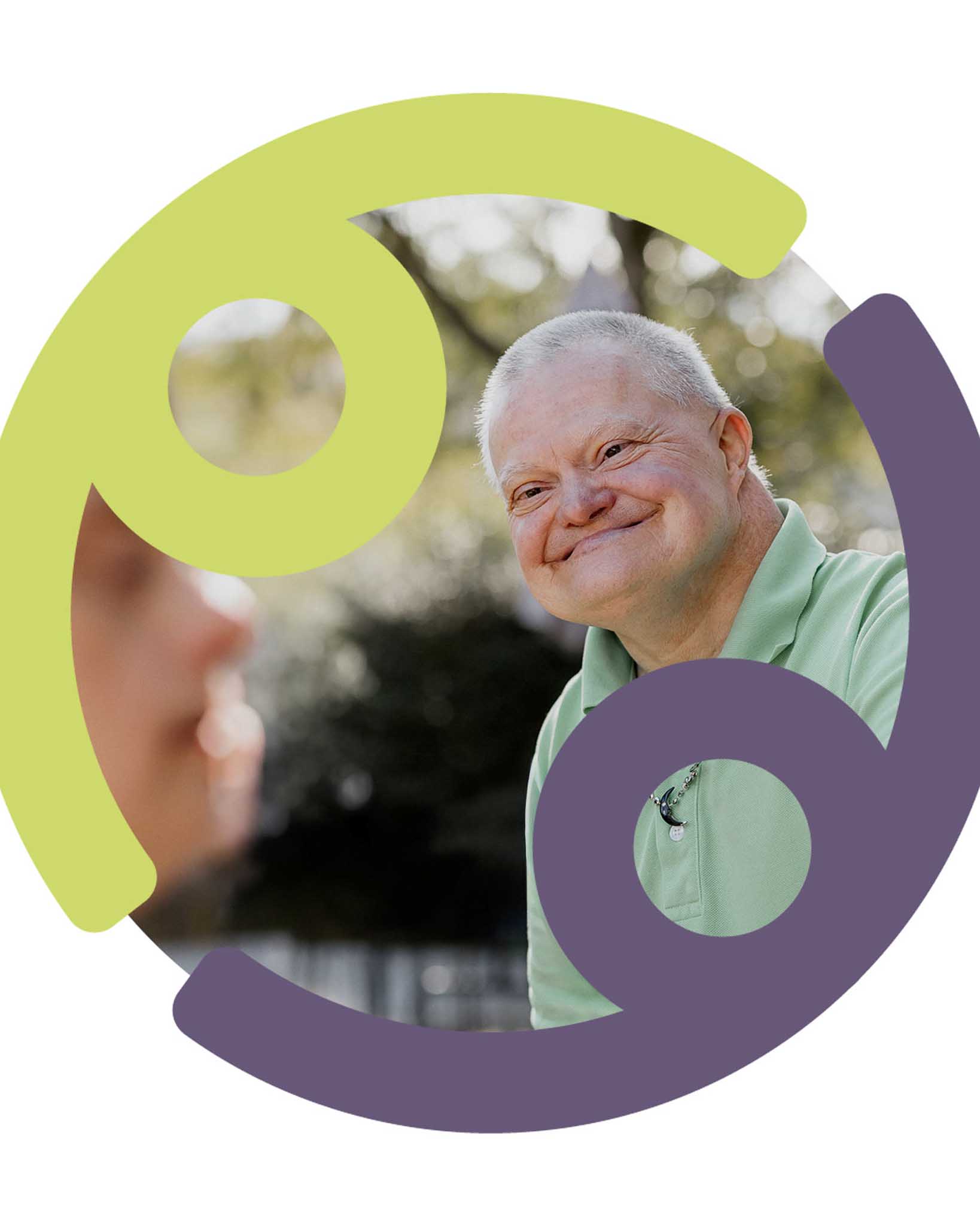 Eine helle, modern gestaltete Website der Stiftung Lebensorte wird auf einem Laptop gezeigt. Der neue Markenauftritt kombiniert vertraute Gestaltungselemente mit frischer Farbe, klarer Struktur und emotionaler Bildwelt. Visuala gestaltete zusätzlich Printmaterialien, einen Jahresbericht sowie ein authentisches Imagevideo. Ziel war ein inklusiver, einladender Auftritt für Menschen mit Beeinträchtigung in der Ostschweiz.