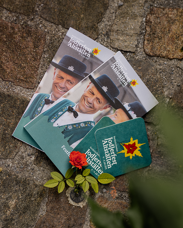 Visuelles Erscheinungsbild für das Nordostschweizerische Jodlerfest mit stimmigem Festlogo, emotionaler Bildwelt in regionaler Kulisse und modernen Gestaltungselementen. Gezeigt werden Online-Werbemittel und Designbeispiele, die Brauchtum und Tradition zeitgemäss interpretieren und verbinden. Gestaltet von Visuala – die Werbeagentur in St.Gallen.