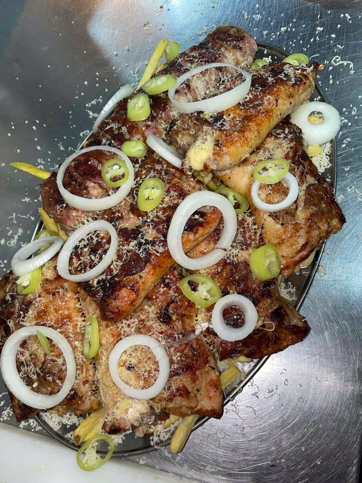 Posetite restoran Kod Probatima i uživajte u raznovrsnom meniju sa roštilja, uključujući pljeskavice, ćevape i kobasice, pripremljene sa pažnjom prema kvalitetu i ukusu.