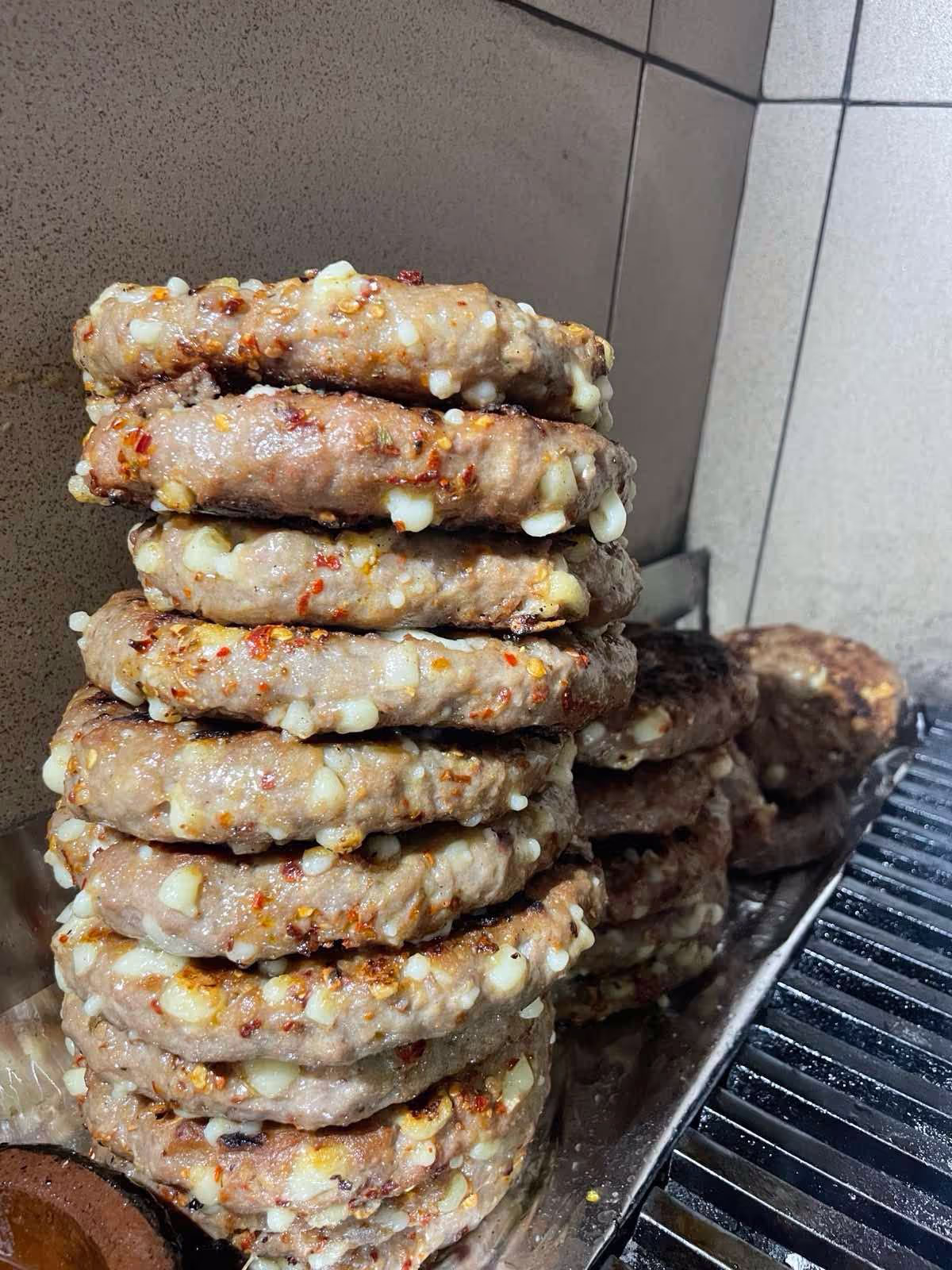 Sočne pljeskavice sa savršenim začinima i kvalitetnim mesom, idealne za ljubitelje roštilja. U restoranu Kod Probatima, pljeskavice su pravi izbor za pravi užitak