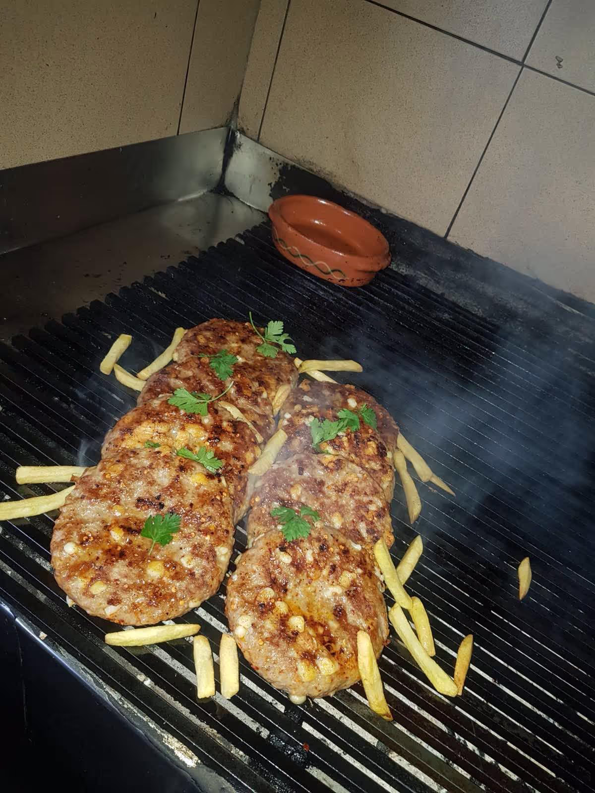 Posetite restoran Kod Probatima i uživajte u raznovrsnom meniju sa roštilja, uključujući pljeskavice, ćevape i kobasice, pripremljene sa pažnjom prema kvalitetu i ukusu.