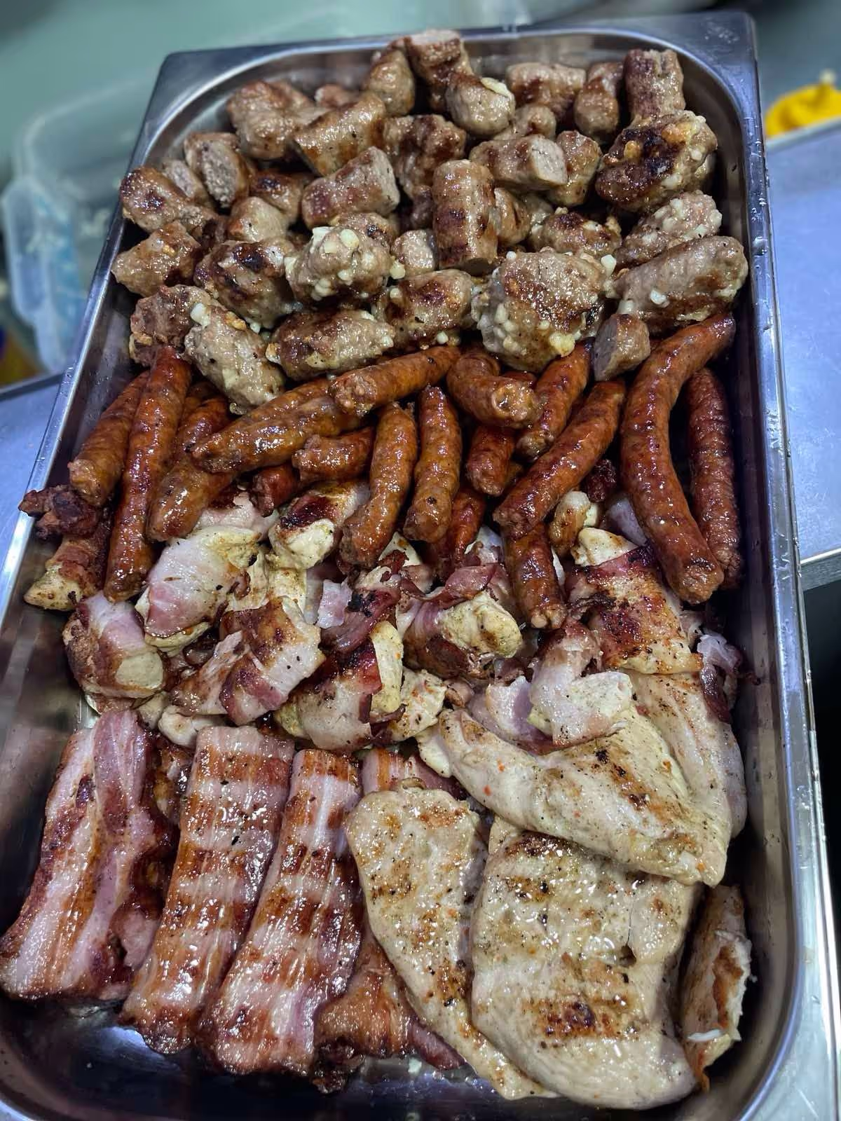 Posetite restoran Kod Probatima i uživajte u raznovrsnom meniju sa roštilja, uključujući pljeskavice, ćevape i kobasice, pripremljene sa pažnjom prema kvalitetu i ukusu.