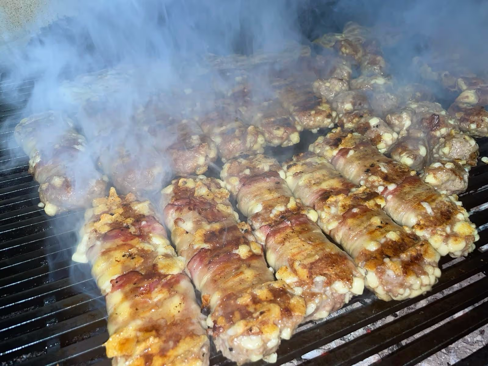 Gurmanski ćevapi sa bogatim začinima i vrhunskim mesom, pripremljeni na roštilju za savršen ukus. Posetite Kod Probatima i uživajte u ovom specijalitetu.