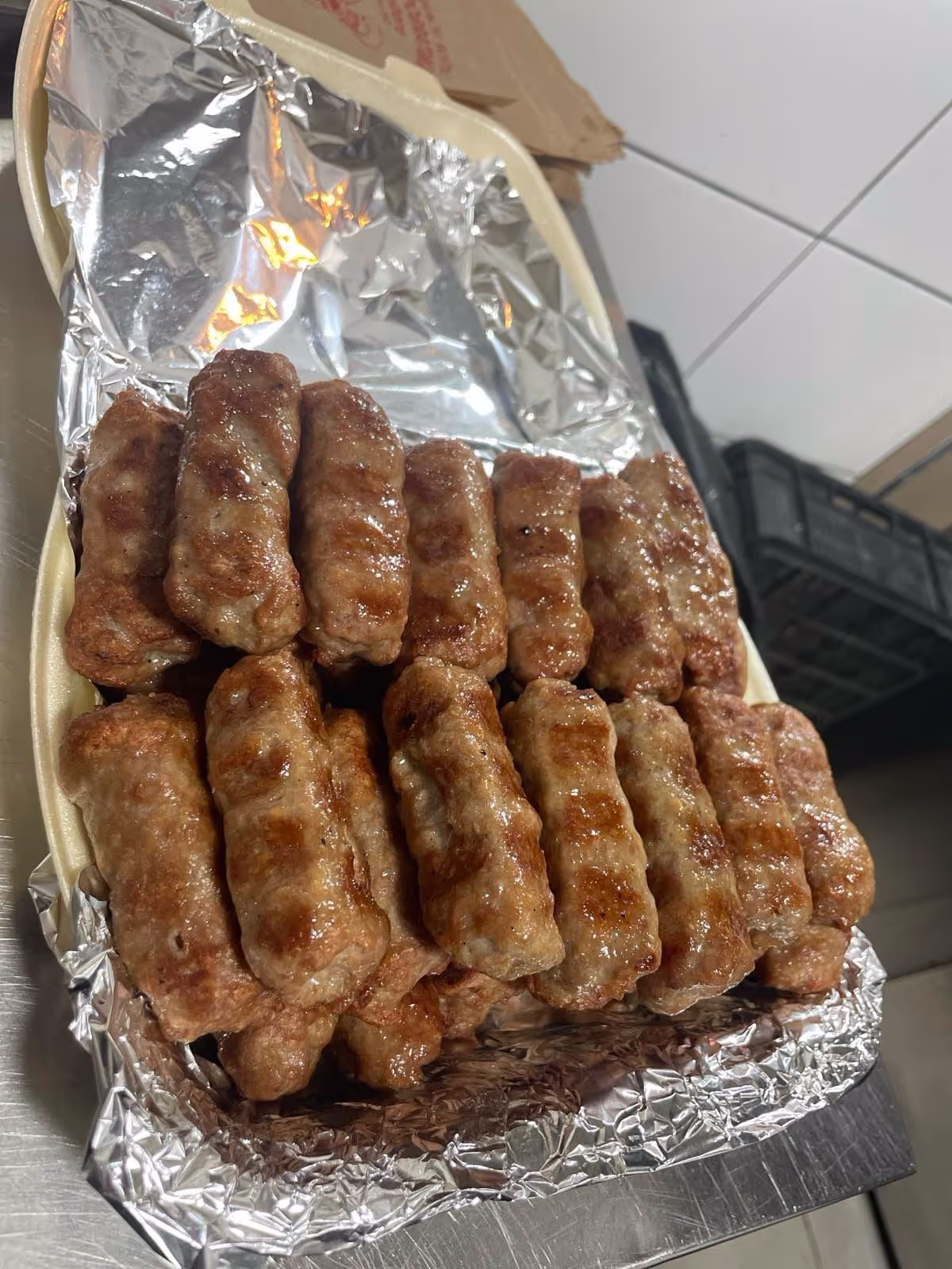 Ćevapi sa bogatim začinima i vrhunskim mesom, pripremljeni na roštilju za savršen ukus. Posetite Kod Probatima i uživajte u ovom specijalitetu.