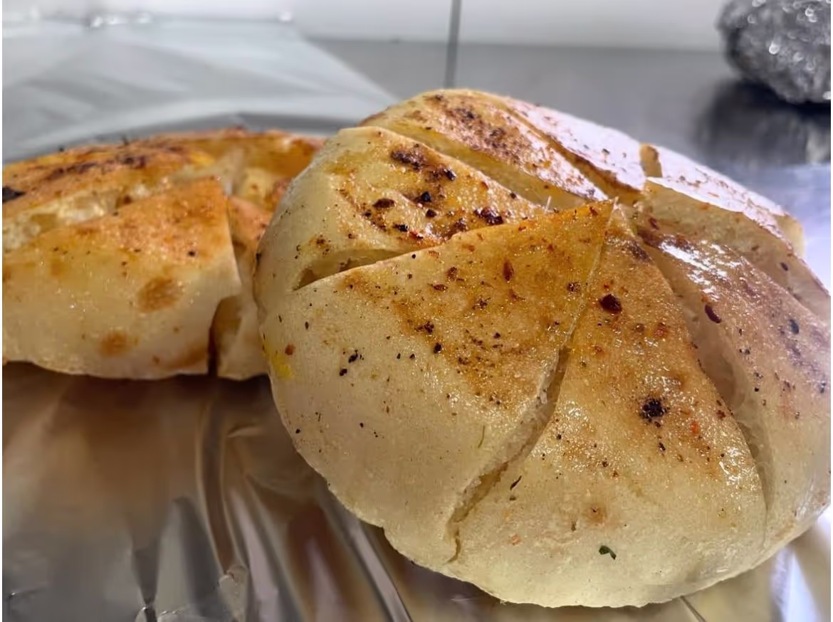 Sveže pečene lepinje, savršeno meke i vazdušaste, idealne kao prilog uz vaše omiljene specijalitete. U restoranu Kod Probatima, lepinje su pravi izbor za potpuni užitak uz pljeskavice, ćevape i kobasice.