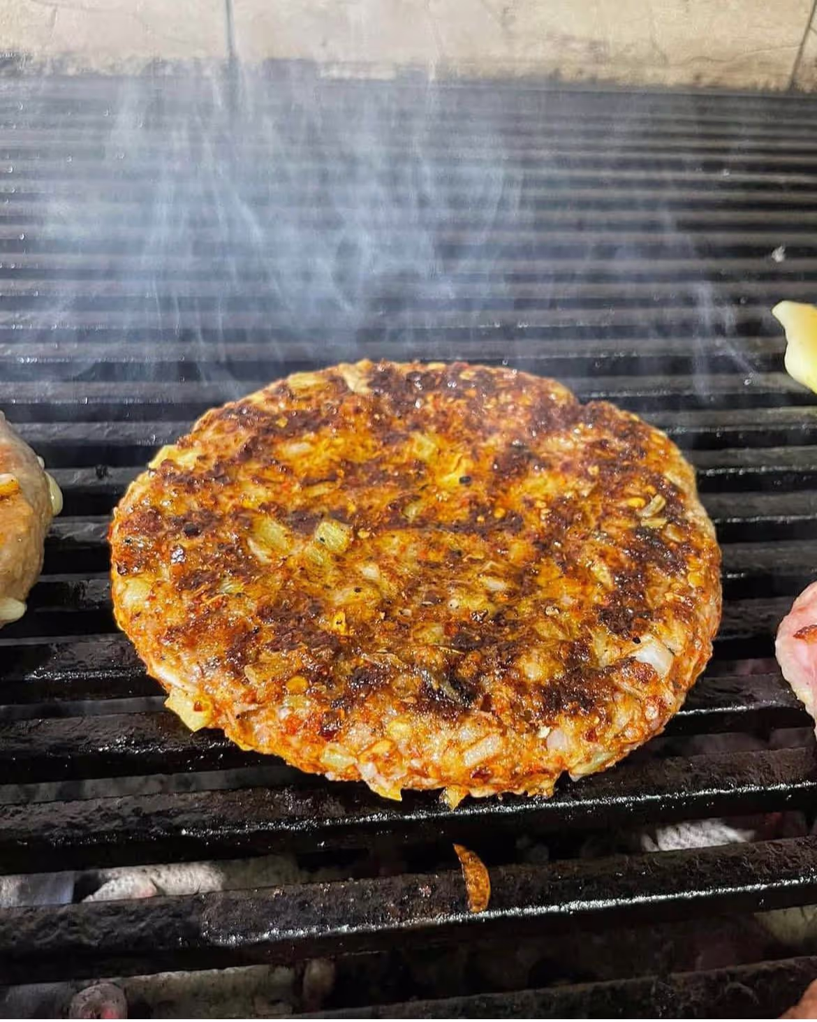 Sočne pljeskavice sa savršenim začinima i kvalitetnim mesom, idealne za ljubitelje roštilja. U restoranu Kod Probatima, pljeskavice su pravi izbor za pravi užitak.