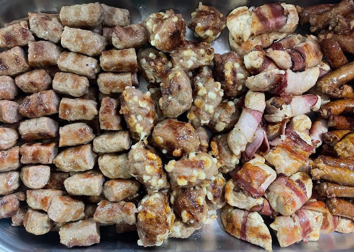 Ćevapi sa bogatim začinima i vrhunskim mesom, pripremljeni na roštilju za savršen ukus. Posetite Kod Probatima i uživajte u ovom specijalitetu.