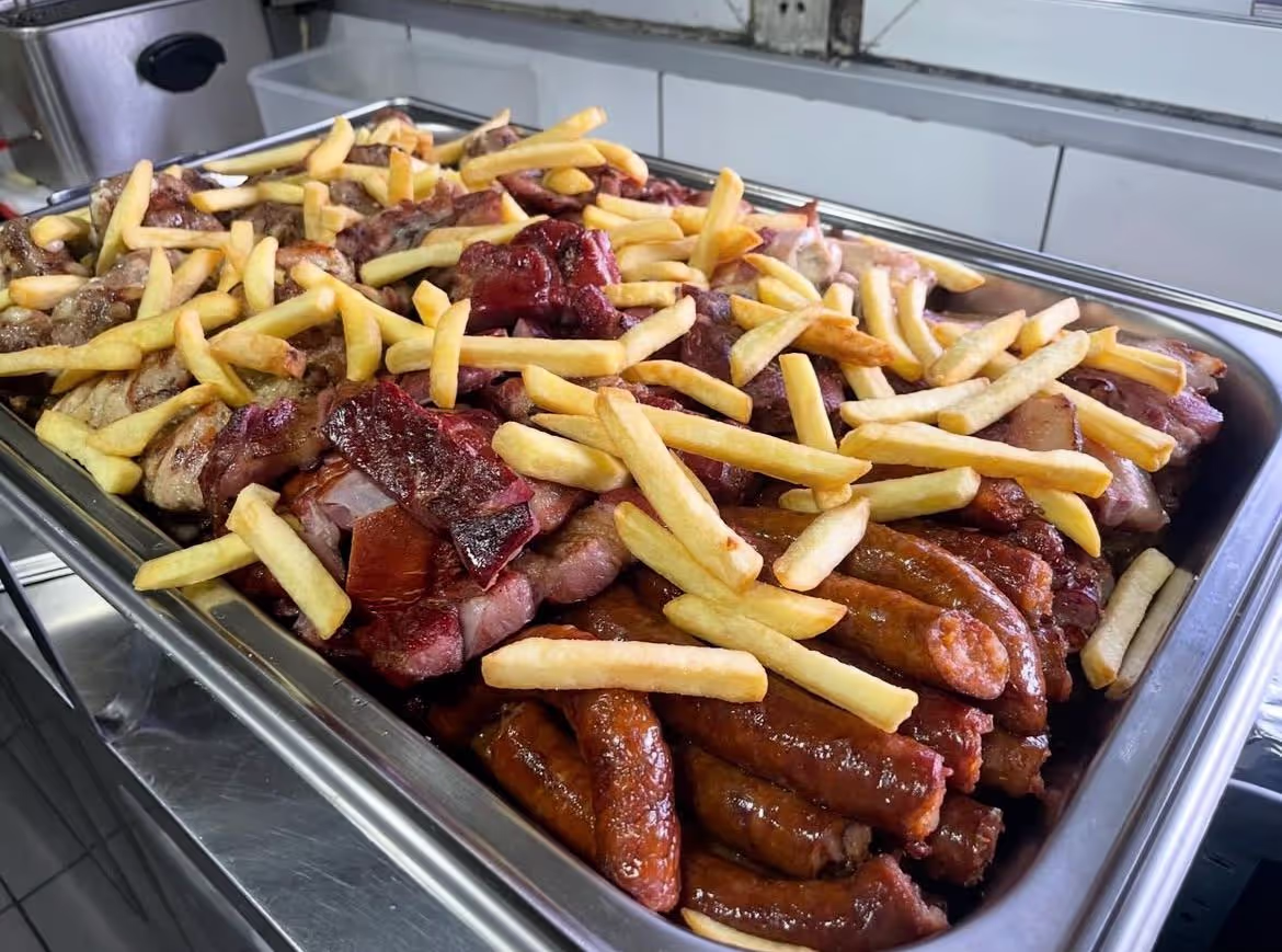 Tradicionalne domaće kobasice, savršeno začinjene i pečene do savršenstva. U restoranu Kod Probatima, kobasice su deo autentične gastronomske ponude.