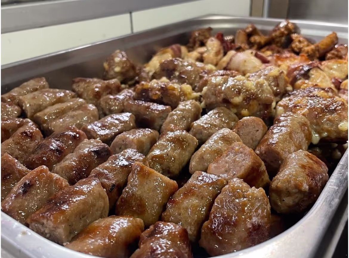 Ćevapi sa bogatim začinima i vrhunskim mesom, pripremljeni na roštilju za savršen ukus. Posetite Kod Probatima i uživajte u ovom specijalitetu.