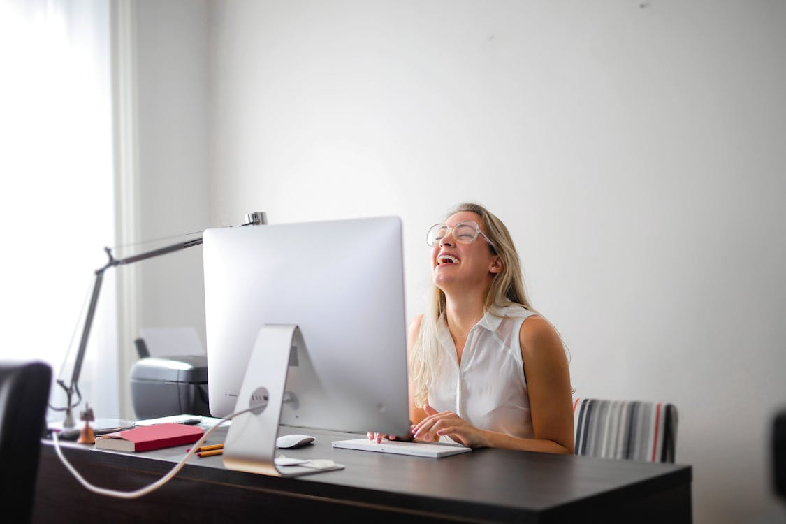 Contact center agent assisting customers while AI fraud detection tools monitor conversations for signs of fraud and identity verification risks