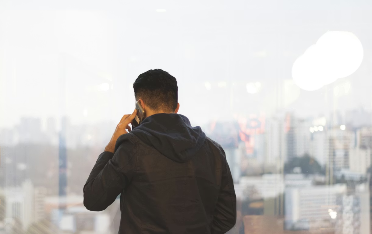 Professional speaking with a customer by phone while AI monitoring helps improve voice AI performance and customer experience