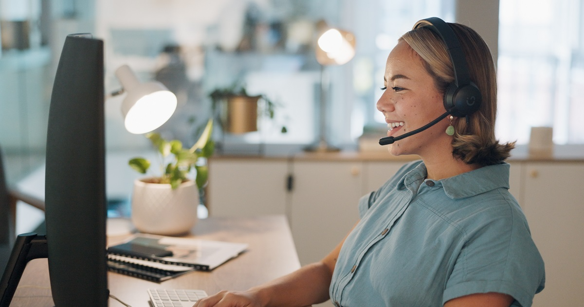 Contact center agent using real-time voice analytics to improve customer service and monitor conversations.