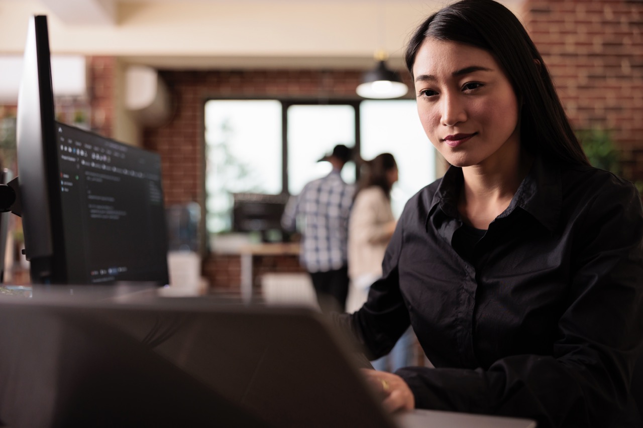 Woman working in her laptop.