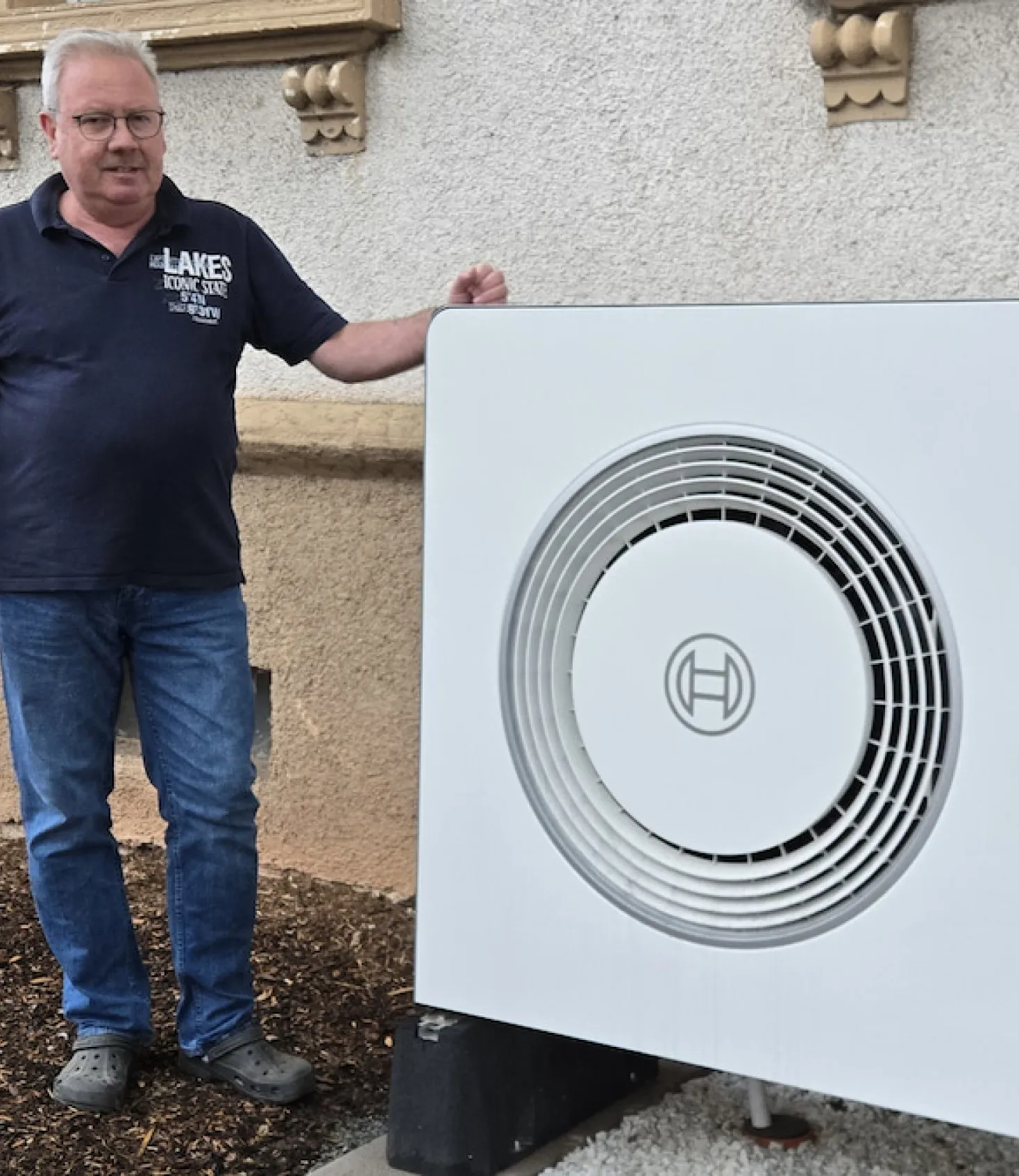 Zufriedener Kunde neben Bosch Wärmepumpe