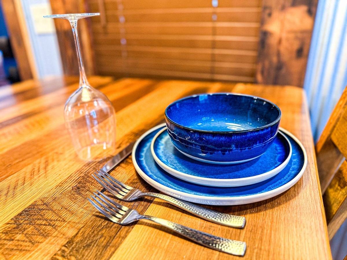 Kitchen counter set with blue dinnerware