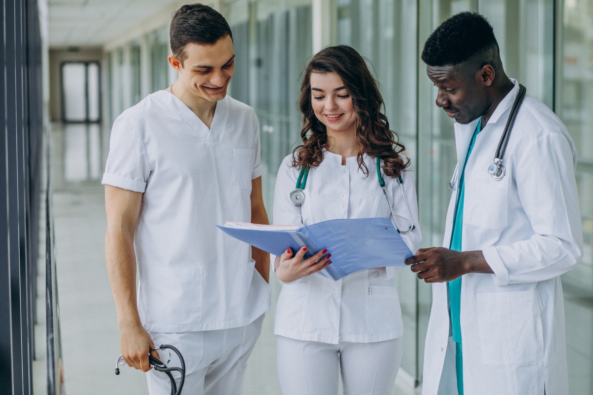 Ministérios da Educação e Saúde implementam mudanças significativas na avaliação dos cursos de Medicina no Brasil