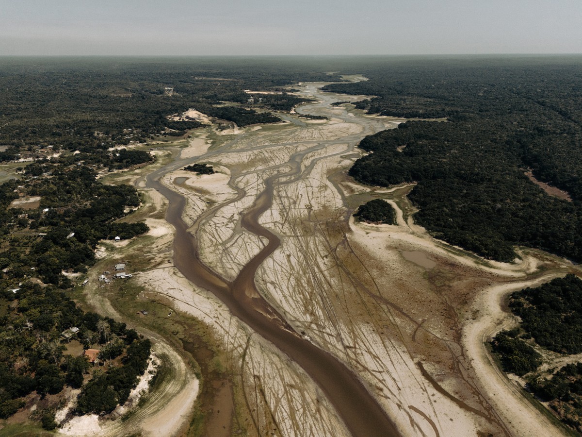 Musuk Nolte denuncia as secas na Amazônia em exposição premiada na CAIXA Cultural Rio de Janeiro