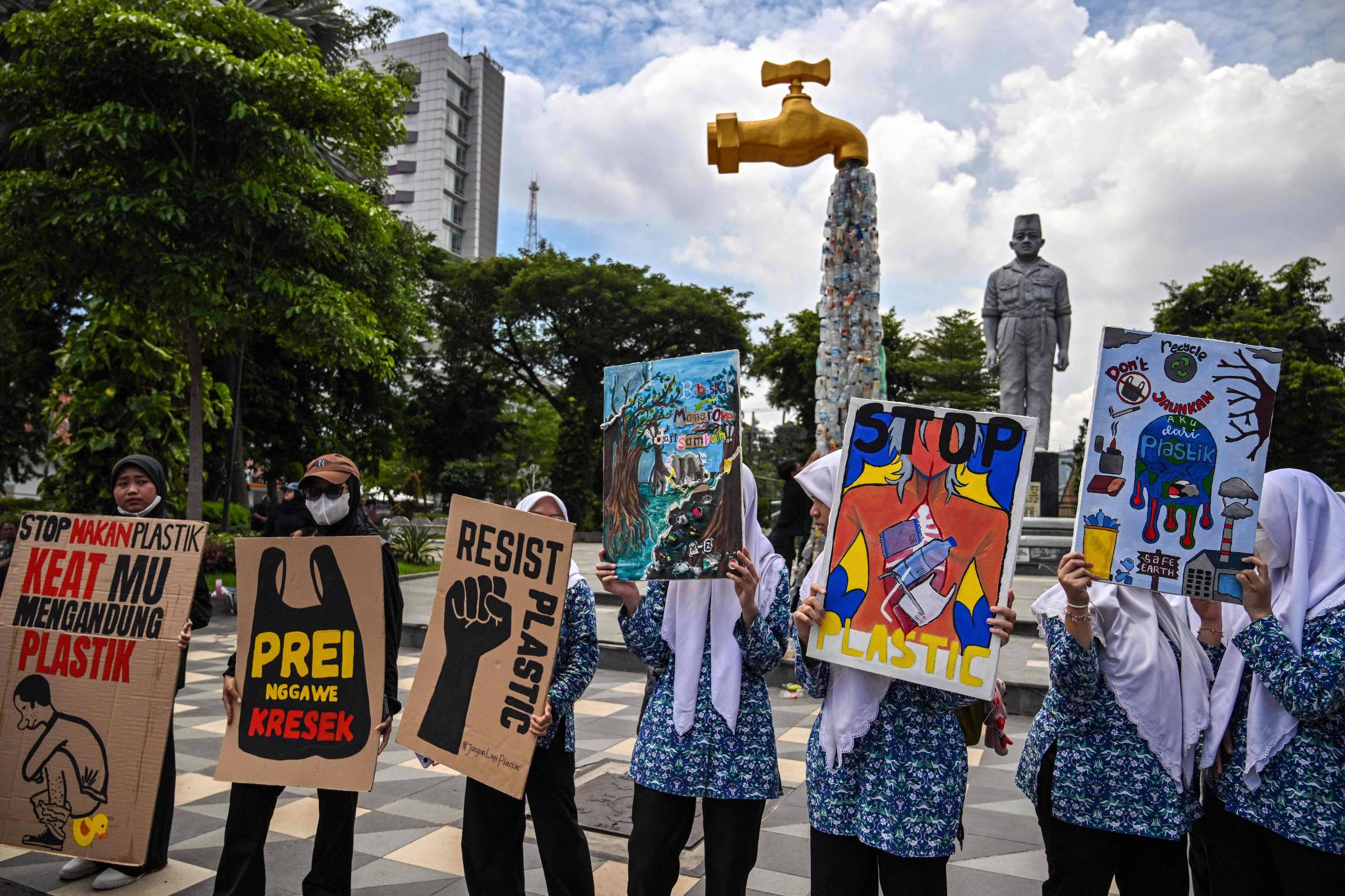 Empresas se unem em carta para exigir tratado global contra poluição plástica antes de reunião da ONU
