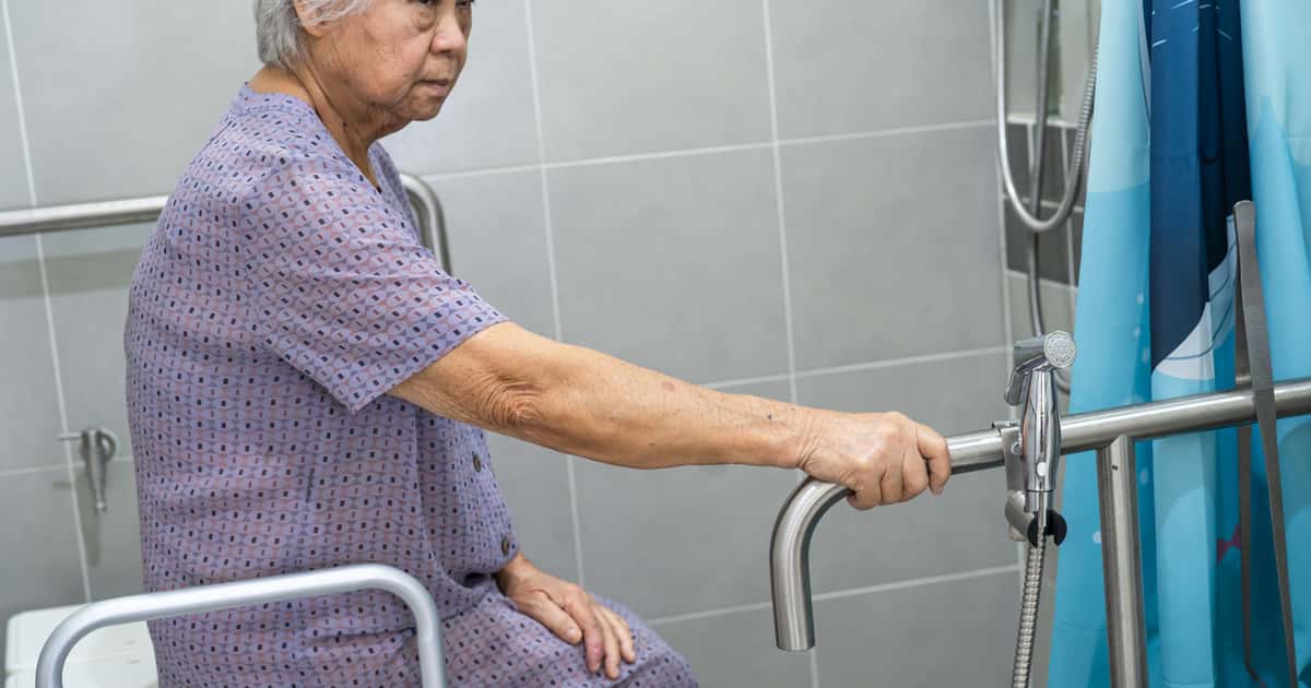 Banho diário pode ser prejudicial à saúde da pele em idosos, alertam especialistas em geriatria