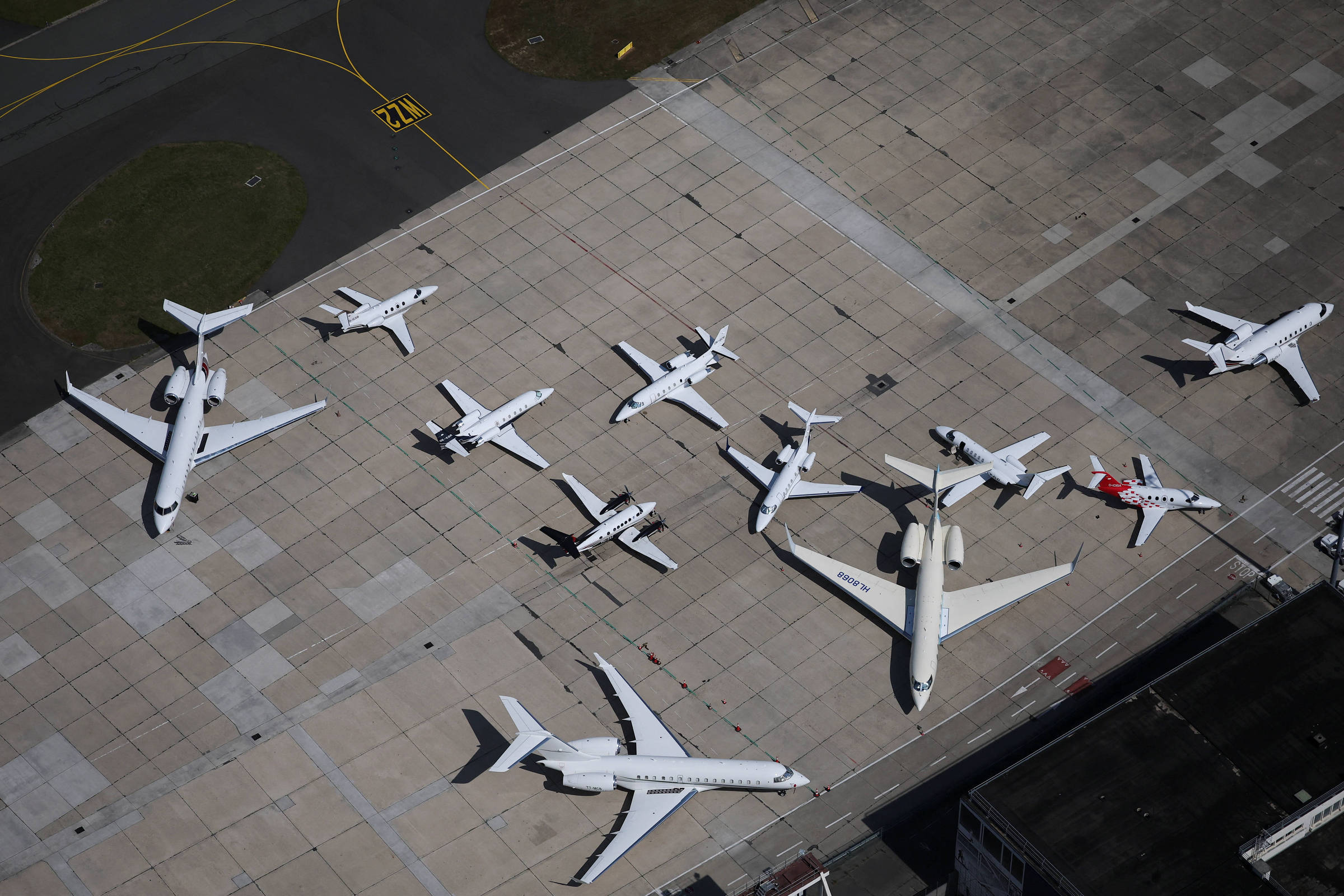 Jatos particulares geram 65% das emissões globais de aviação, com impacto desproporcional dos EUA