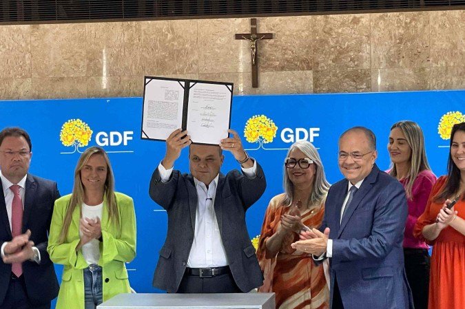 CEB e SEEDF firmam convênio para construção de usina solar que beneficiará 400 escolas no DF