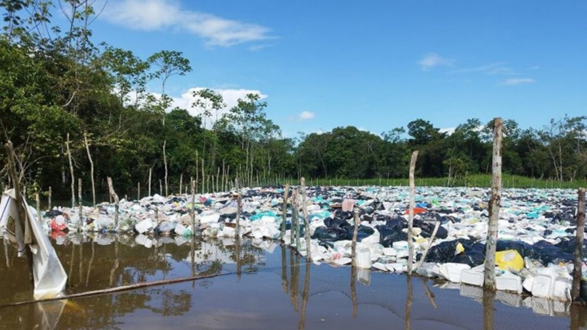 Lixão flutuante no Rio Javarizinho evidencia crise ambiental entre Brasil e Peru na Amazônia
