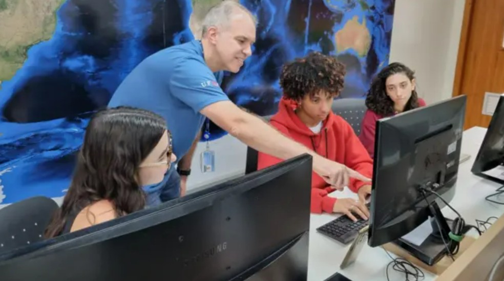 Professores enfrentam desafios para identificar conteúdo gerado por inteligência artificial na educação