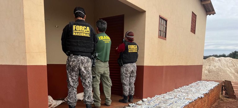 Ibama e Força Nacional apreendem 202 kg de agrotóxicos contrabandeados em Terra Indígena em MS