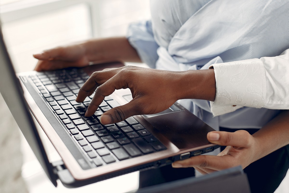 Desigualdade racial persiste no Brasil, mesmo com avanço do empreendedorismo entre negros e negras
