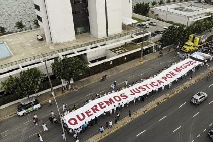 Mirtes Santana luta por justiça após a morte do filho Miguel, evidenciando desigualdades raciais no Judiciário