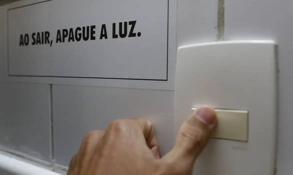 Nova tarifa social de energia elétrica isenta famílias de baixa renda de até 80 kWh mensais