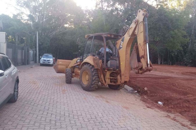 Operação conjunta apreende retroescavadeira e multa associação por desmatamento em área de proteção ambiental