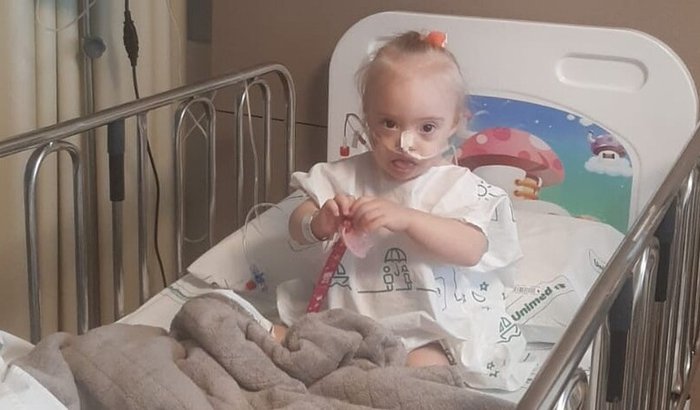 Heloísa, de 2 anos e 8 meses, precisa de ajuda urgente para custear transplante de medula óssea em Porto Alegre