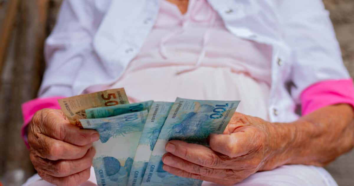 Idosos com 65 anos ou mais têm direito a benefício mensal de R$ 1.518,00 pelo BPC sem precisar contribuir ao INSS