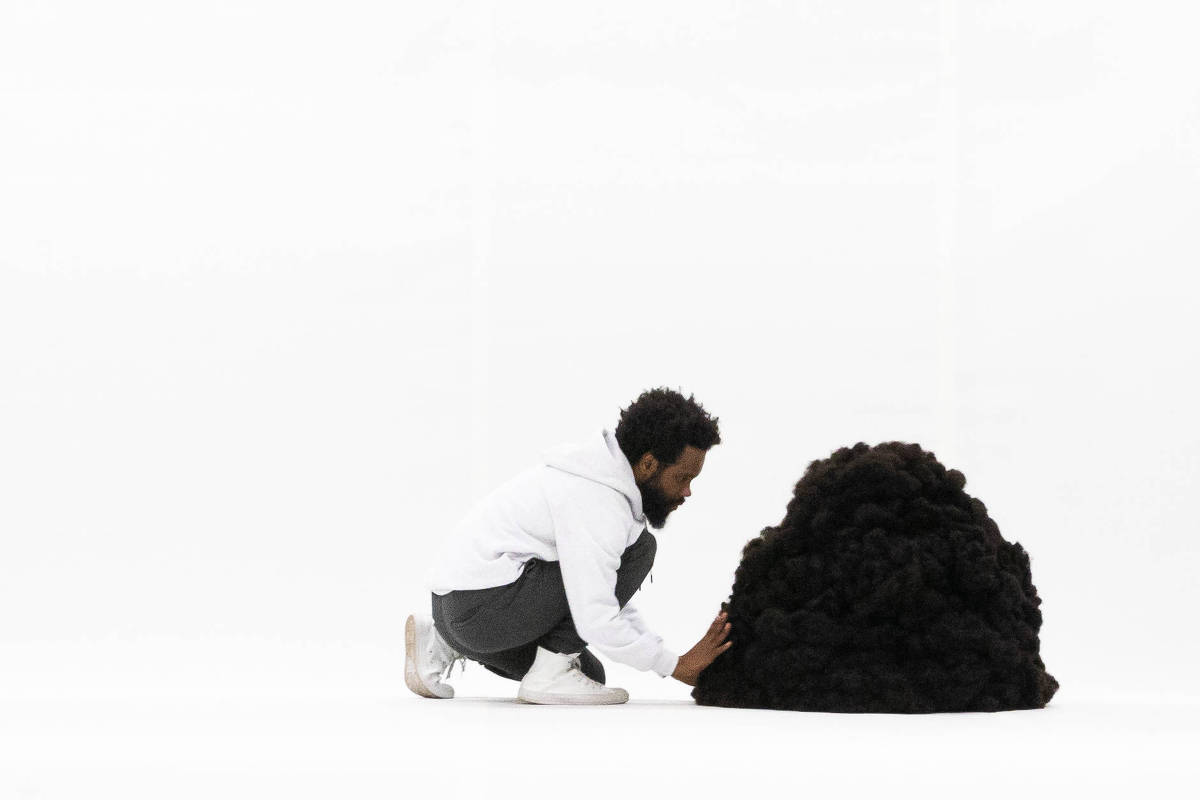 Leandro de Souza questiona a negritude na dança contemporânea em espetáculo no Festival de Avignon