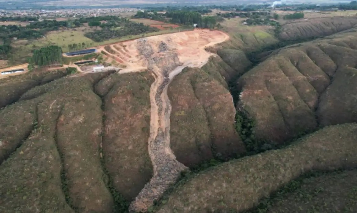 Ouro Verde promete conter danos após colapso de lixão que contaminou rios em Goiás