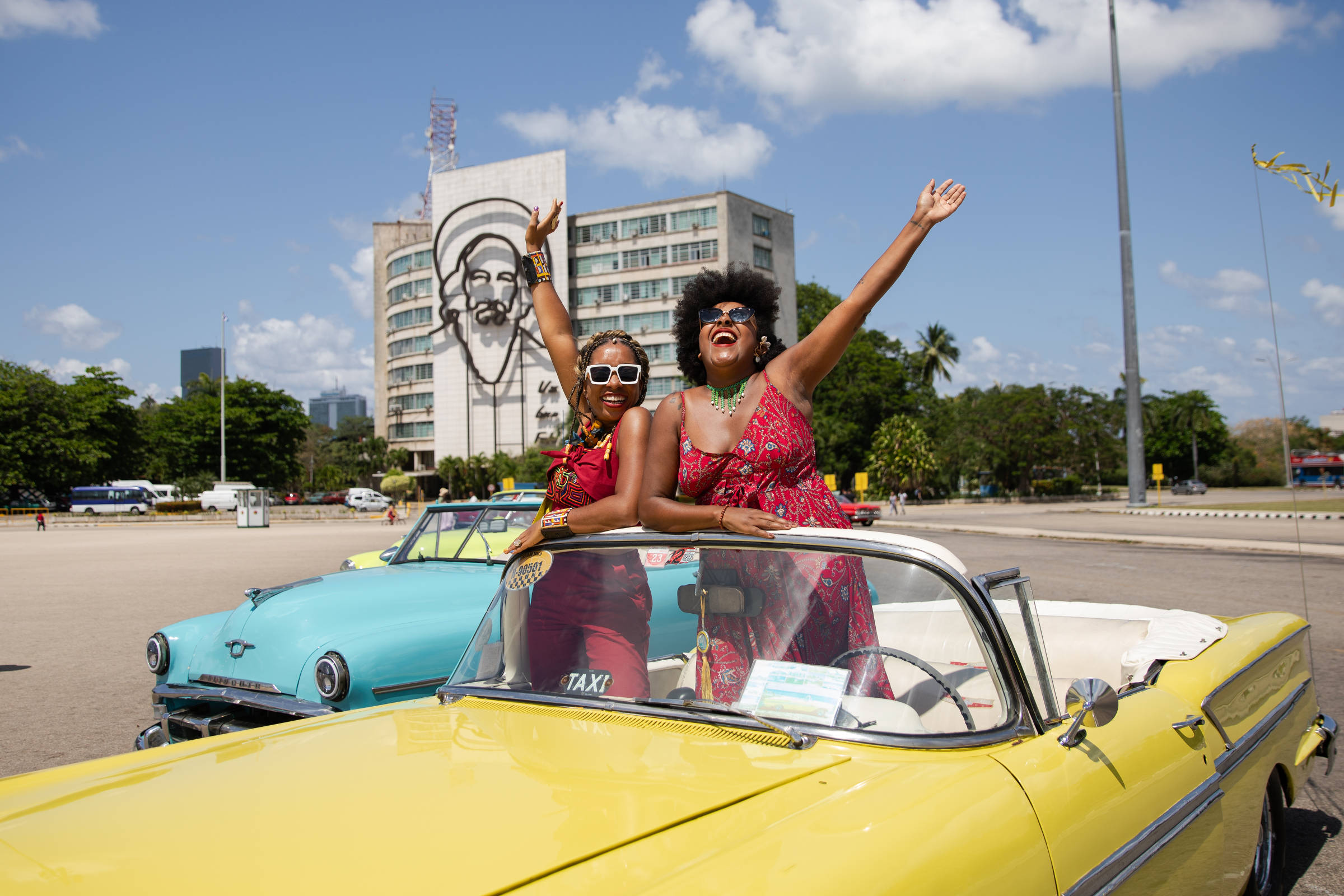 "Tragédia na Indonésia revela os desafios enfrentados por mulheres negras viajantes no turismo global"