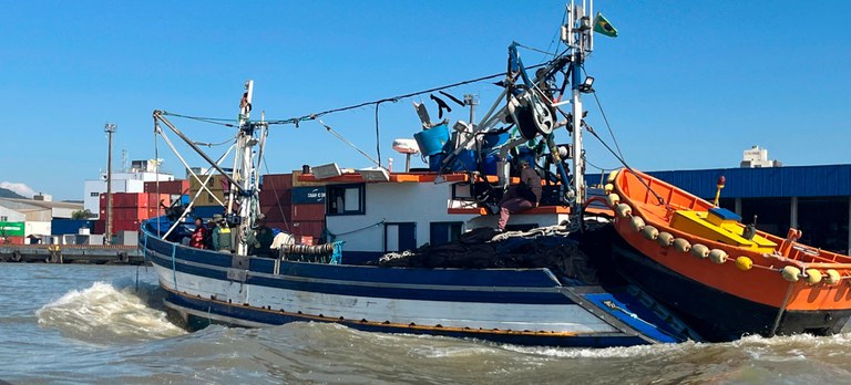 Ibama intercepta embarcação irregular em Itajaí durante a Operação Mugil e aplica multa de R$ 5,3 mil