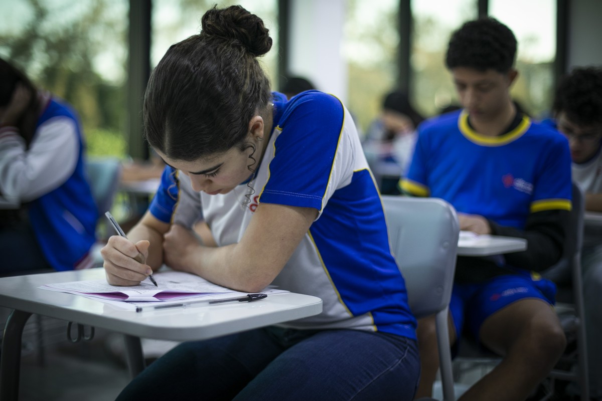 Redação do Enem atinge média histórica, mas queda nas notas acima de 900 gera preocupação entre especialistas